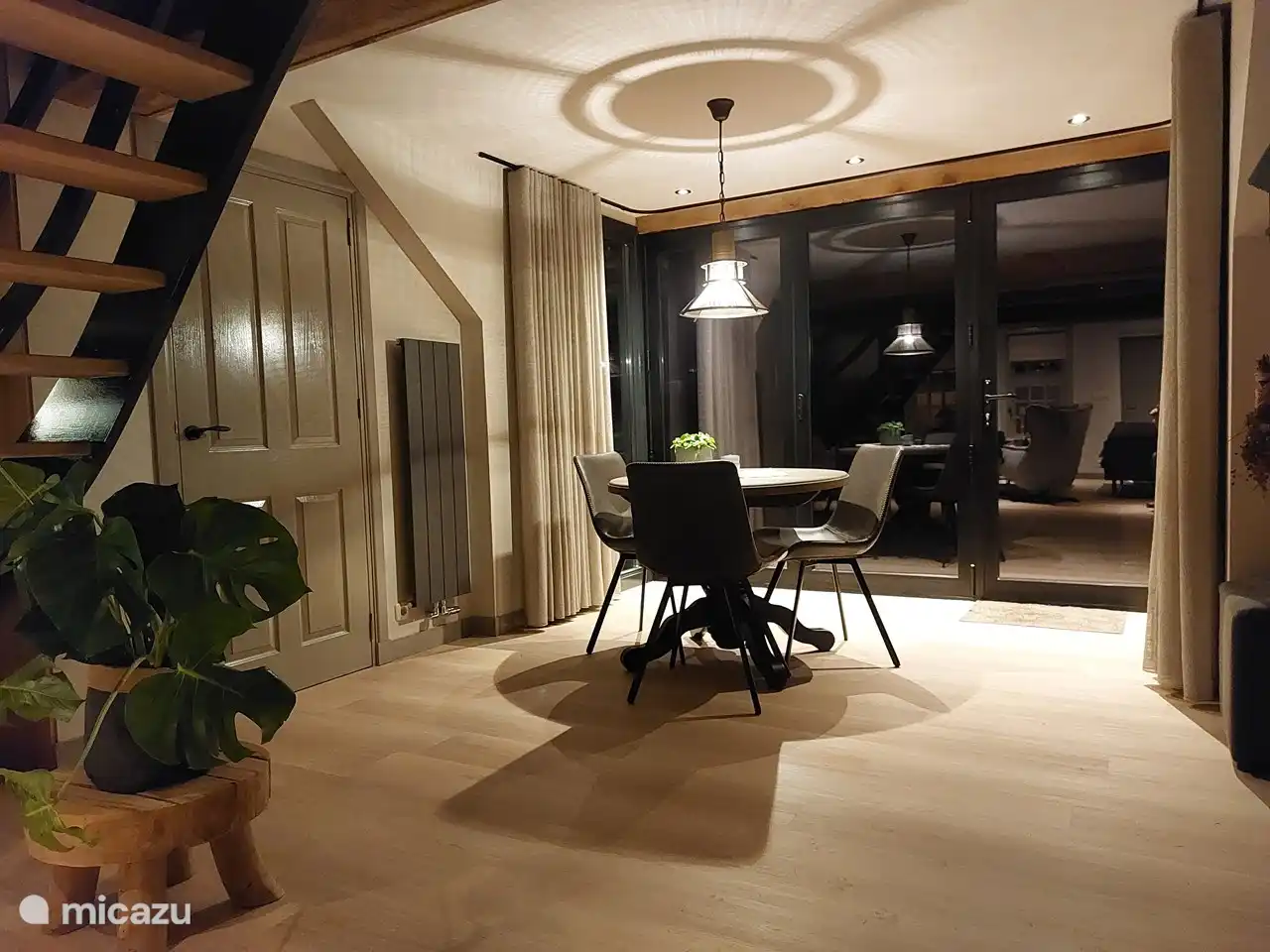 La table à manger avec 3 chaises, la 4ème chaise est à l'étage. Belle aux portes du jardin que vous pouvez replier complètement en été.