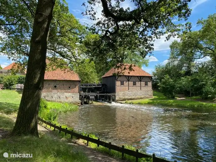 Le moulin à eau de Haaksbergen est situé près du Bakspieker. Une belle promenade à travers le ruisseau. A moins de 20 minutes sur la jolie terrasse.