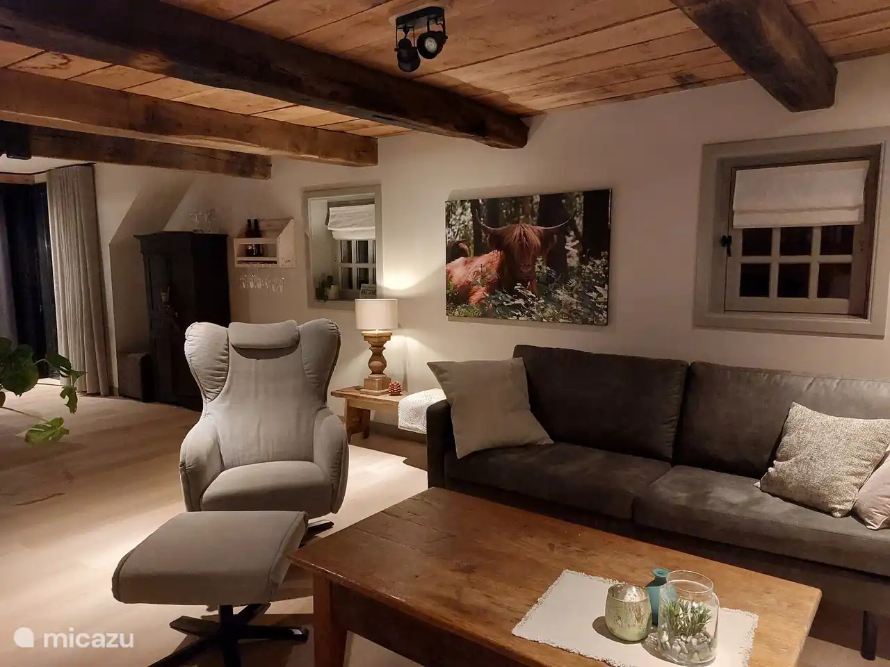 Le joli fauteuil de détente près du poêle à bois