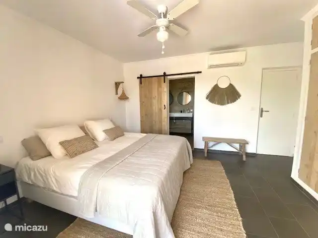 Chambre avec salle de bain en suite