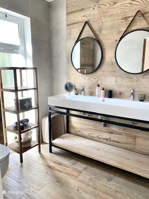 Salle de bain dans la chambre principale