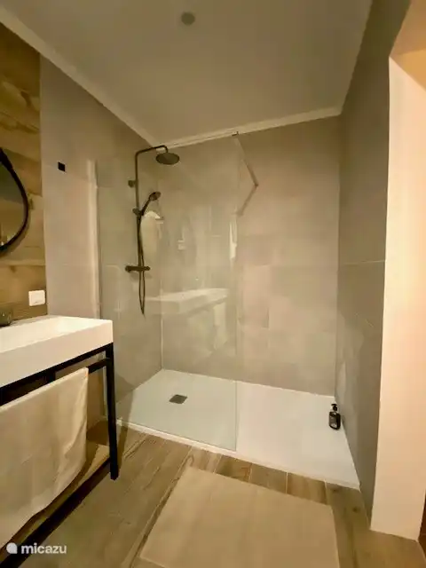 Salle de bain dans la chambre principale