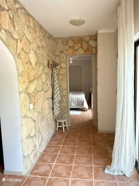 Regardez à travers la chambre au rez-de-chaussée