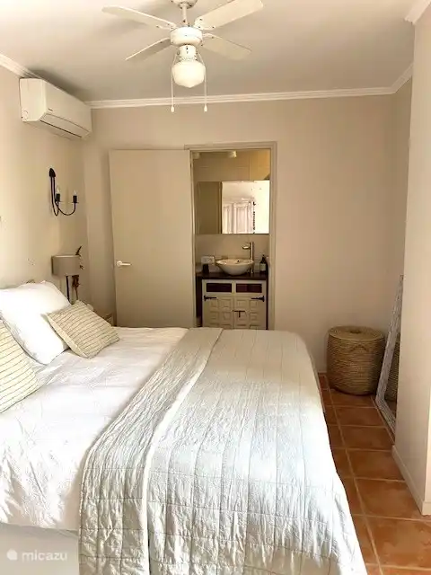 Chambre 3 avec salle de bain au rez-de-chaussée