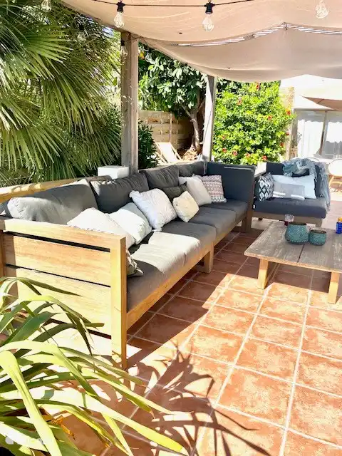 Coin salon au bord de la piscine