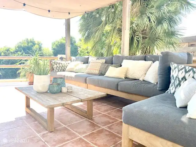 Salon au bord de la piscine