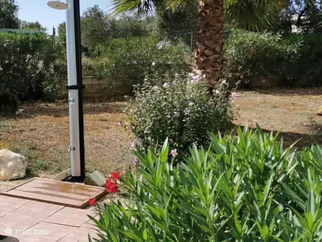 Villa LVM | Italie, Pouilles (Puglia), San Vito dei Normanni - villa Douche extérieure à la piscine