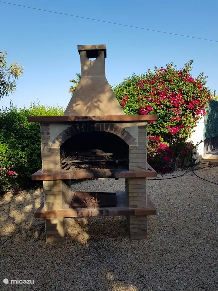 Un joli barbecue est situé juste à côté du belvédère du jardin. Ici, vous pourrez profiter d'une agréable soirée barbecue avec vos invités.