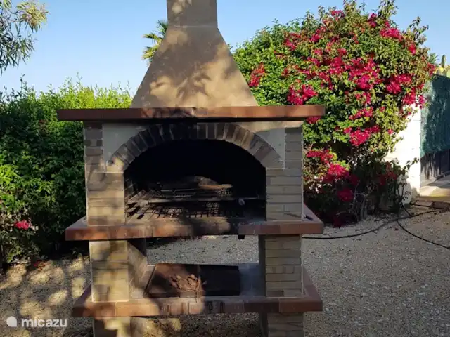 Casa Grand Mirador | Espagne, Costa Blanca, Muchamiel - Alicante - villa Un joli barbecue est situé juste à côté du belvédère du jardin. Ici, vous pourrez profiter d'une agréable soirée barbecue avec vos invités.