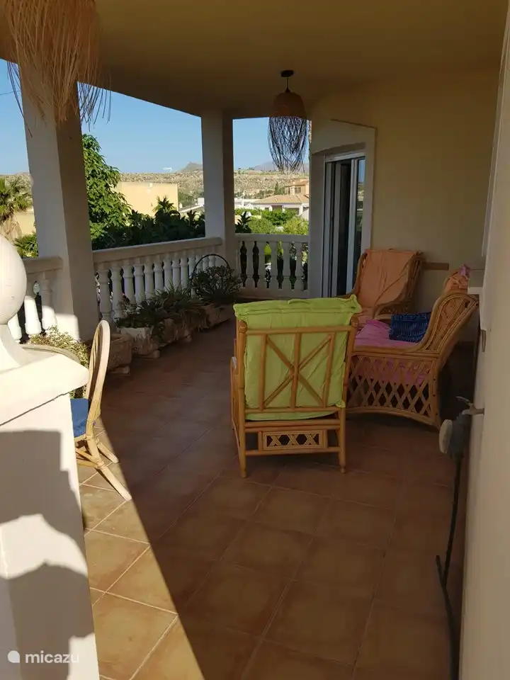 Sur le balcon se trouve une belle terrasse où vous pourrez vous détendre. Un vent rafraîchissant souffle ici de temps en temps, ce qui le rend agréable.