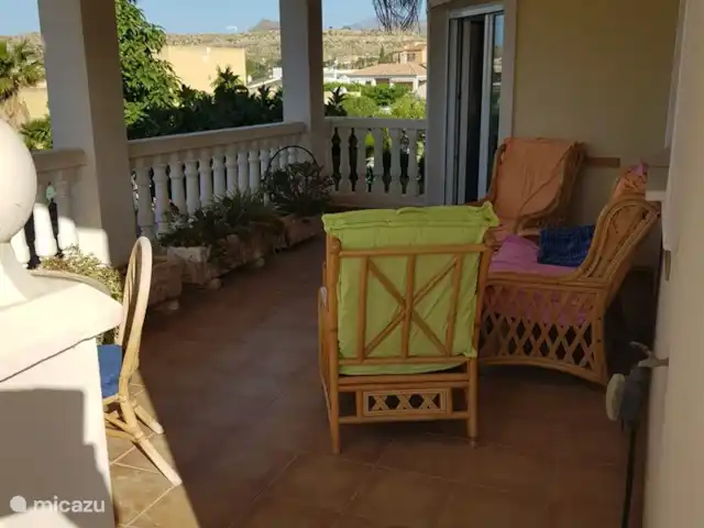 Casa Grand Mirador | Espagne, Costa Blanca, Muchamiel - Alicante - villa Sur le balcon se trouve une belle terrasse où vous pourrez vous détendre. Un vent rafraîchissant souffle ici de temps en temps, ce qui le rend agréable.