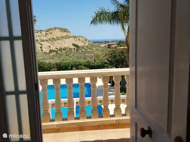 Casa Grand Mirador | Espagne, Costa Blanca, Muchamiel - Alicante - villa De la porte d'entrée, vous pouvez voir les plages d'El Campello au loin.