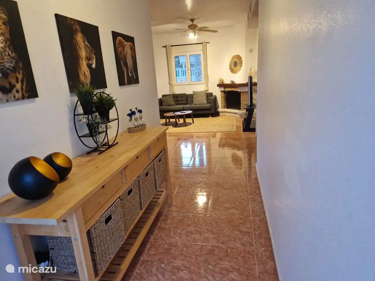 De l'entrée principale, vous entrez dans le hall et voyez le salon.