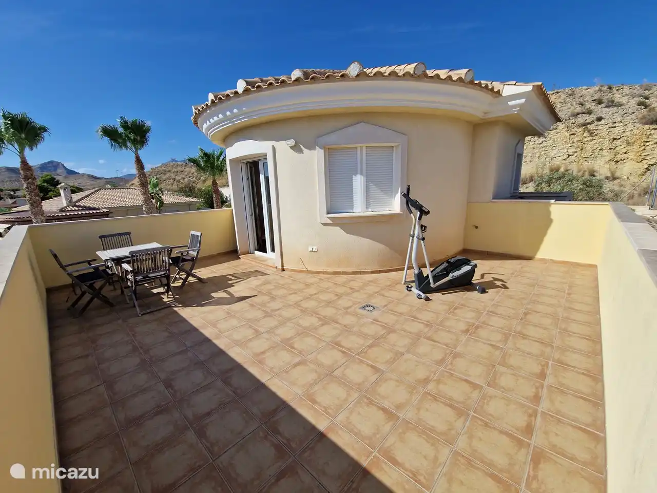 Vous avez une superbe vue sur la terrasse du 2ème étage. Vous verrez la ville d'Alicante et les plages d'El Campello. Derrière vous, vous verrez de belles montagnes. C'est agréable de se réveiller le matin sur cet appareil de fitness.