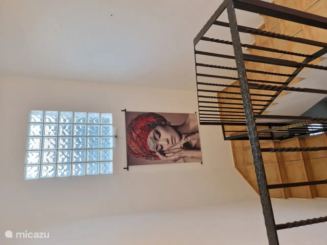 Vous vous tenez ici au deuxième étage et regardez dans la cage d’escalier. Au premier étage et au rez-de-chaussée.