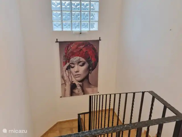Casa Grand Mirador | Espagne, Costa Blanca, Muchamiel - Alicante - villa Vous vous tenez ici au deuxième étage et regardez dans la cage d’escalier. Au premier étage et au rez-de-chaussée.