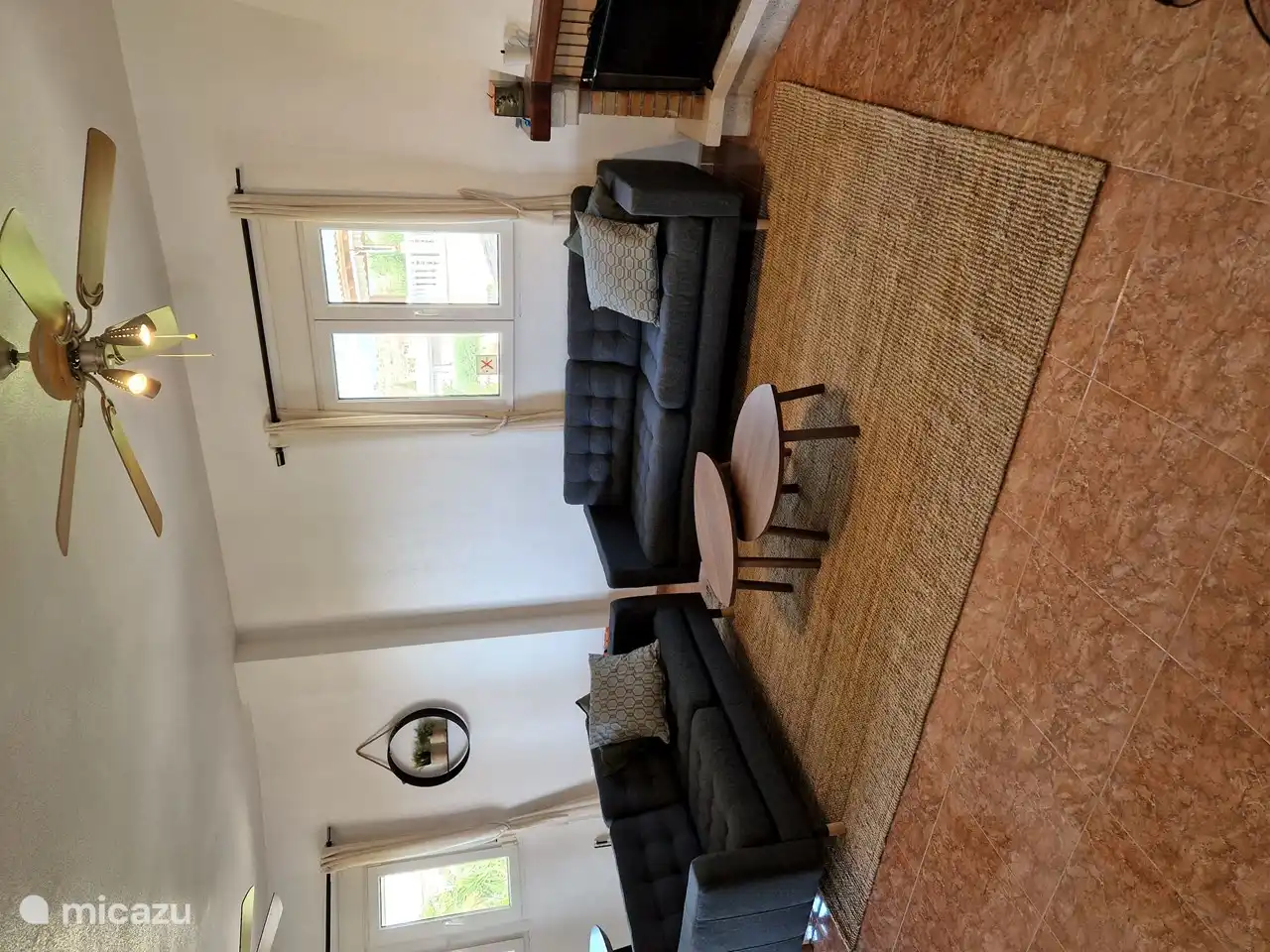 N'ayez pas envie de sortir au soleil pendant un moment ; asseyez-vous à l'intérieur. Il y a des ventilateurs de plafond et la climatisation.