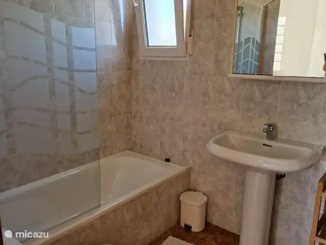 Casa Grand Mirador | Espagne, Costa Blanca, Muchamiel - Alicante - villa La troisième salle de bain au deuxième étage a une baignoire.