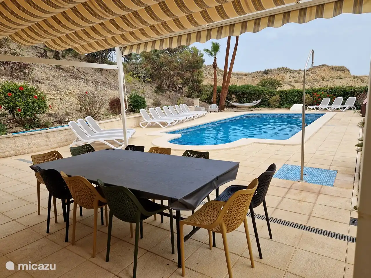 Et après la baignade, vous pourrez déjeuner sur cette table à manger spacieuse avec 12 chaises.