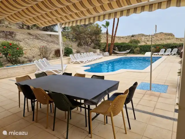 Casa Grand Mirador | Espagne, Costa Blanca, Muchamiel - Alicante - villa Et après la baignade, vous pourrez déjeuner sur cette table à manger spacieuse avec 12 chaises.