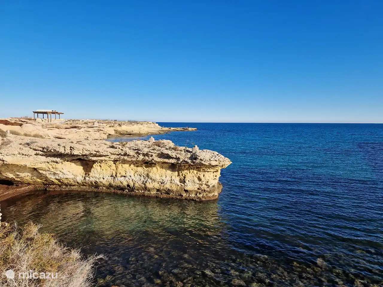 La villa est située près d'El Campello. Ici il y a de belles plages mais aussi de beaux rochers.
