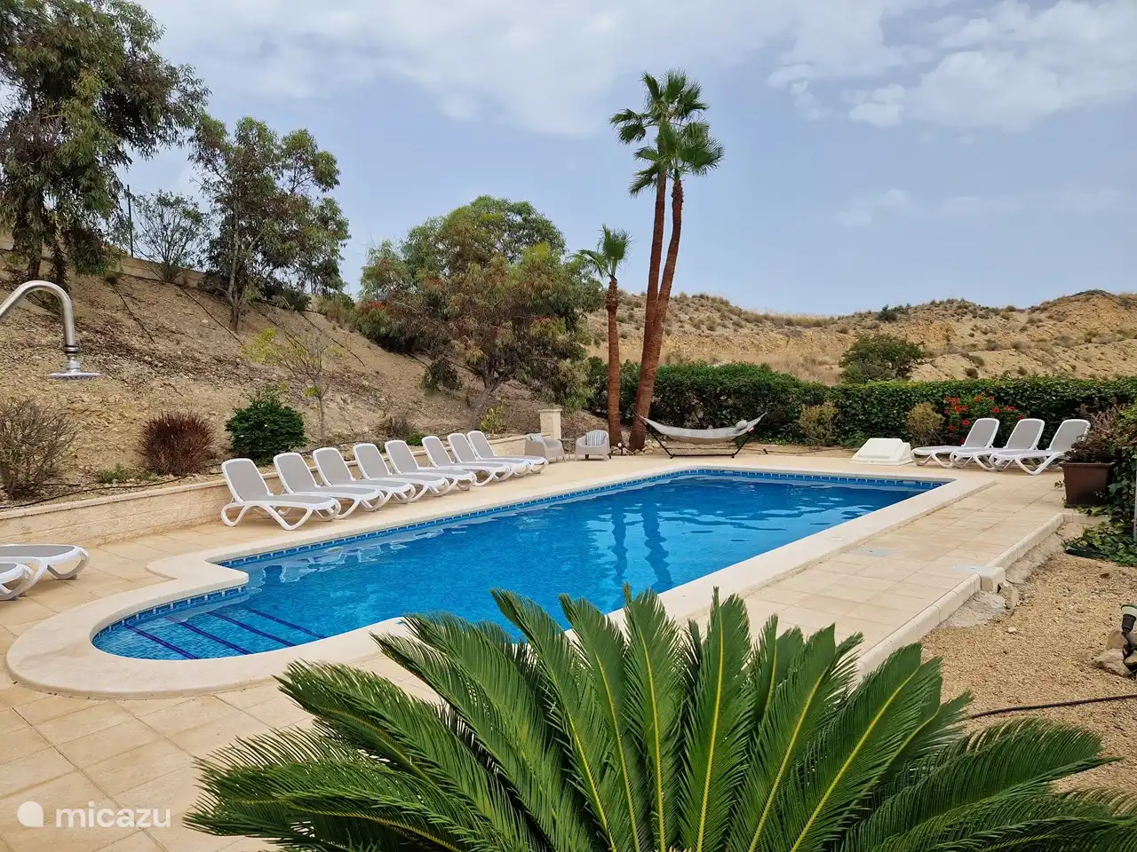 La piscine dispose d'un bel escalier d'accès en brique. Après trois marches, la piscine atteint un mètre de profondeur. La piscine à l'arrière a une profondeur de 1,70. Il existe un règlement sur les piscines que nous affichons sur notre panneau d'affichage.