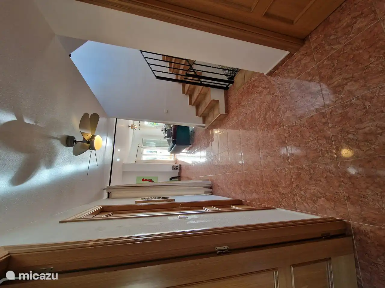 Depuis le hall, vous verrez les escaliers menant au rez-de-chaussée et au deuxième étage.