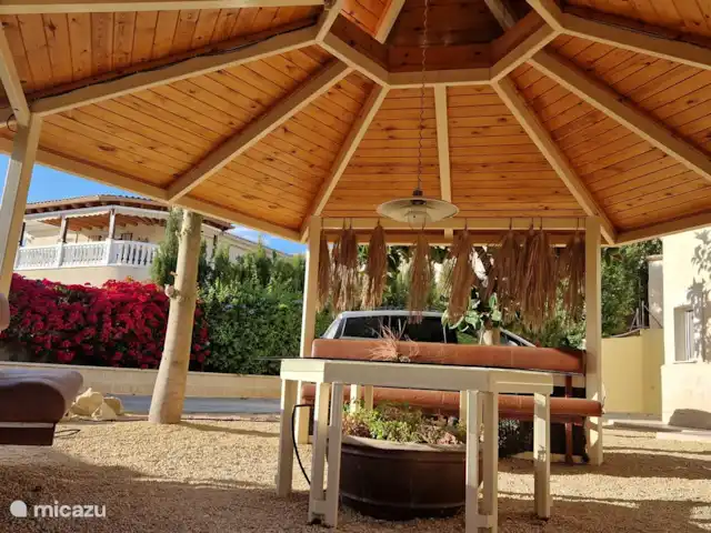 Casa Grand Mirador | Espagne, Costa Blanca, Muchamiel - Alicante - villa Le gazebo du barbecue offre de nombreux sièges pour les grands groupes. Il est particulièrement agréable d'y séjourner le soir.