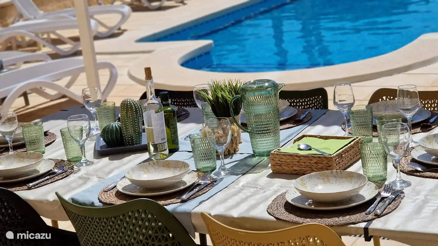 Déjeunez au bord de la piscine de la Casa Gran Mirador !