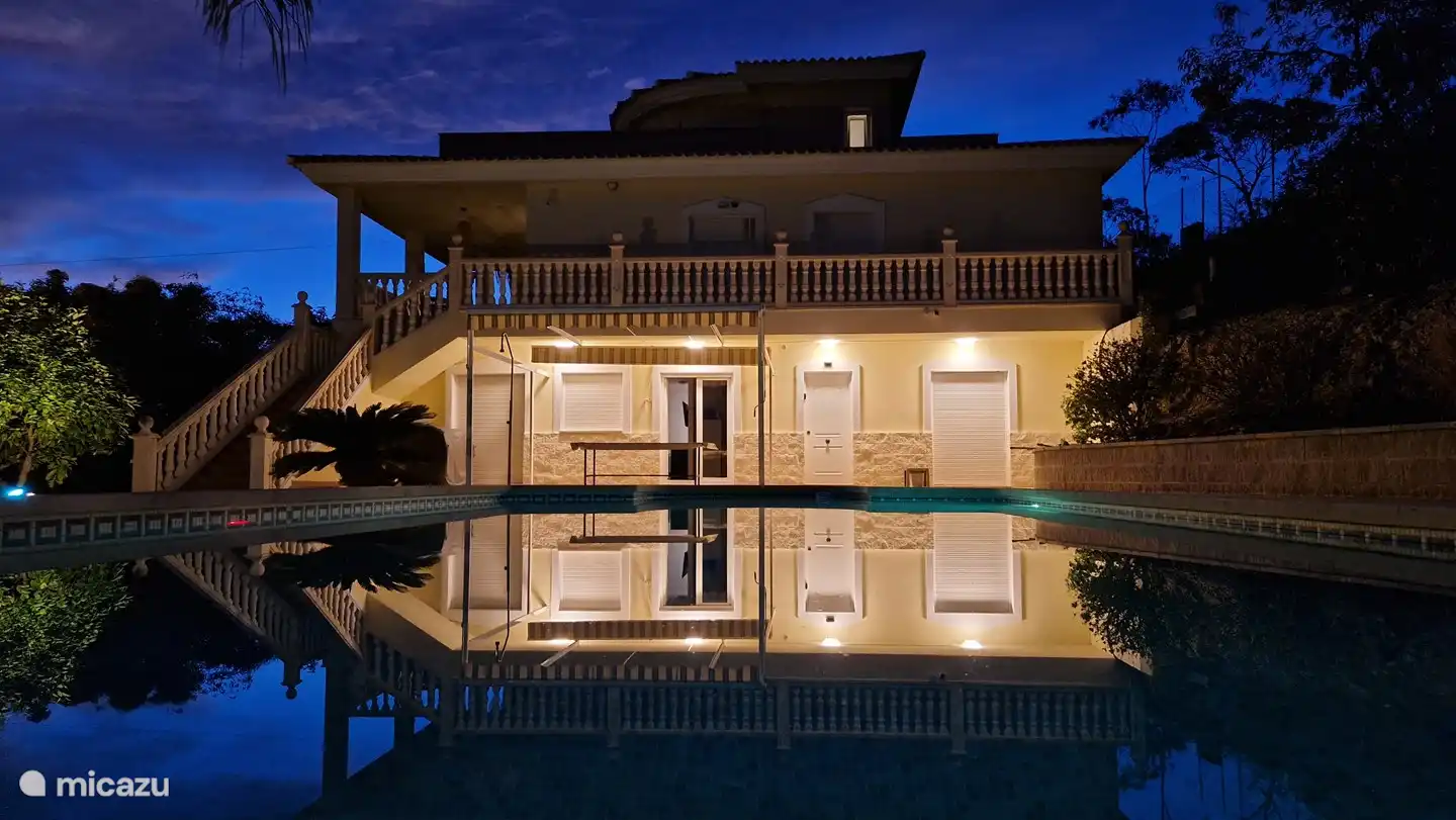 Bien entendu, la villa est également magnifiquement éclairée la nuit. Il y a de l'éclairage dans la maison et vous pouvez également allumer l'éclairage de la piscine et celui du jardin pour rester dehors longtemps le soir.