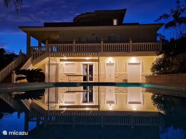 Casa Grand Mirador | Espagne, Costa Blanca, Muchamiel - Alicante - villa Bien entendu, la villa est également magnifiquement éclairée la nuit. Il y a de l'éclairage dans la maison et vous pouvez également allumer l'éclairage de la piscine et celui du jardin pour rester dehors longtemps le soir.