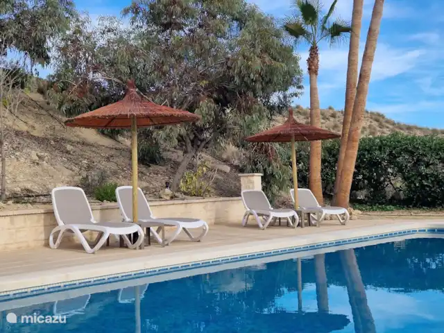 Casa Grand Mirador | Espagne, Costa Blanca, Muchamiel - Alicante - villa Nous avons installé deux parasols permanents au bord de la piscine. C'est pour les personnes qui préfèrent éviter le soleil.