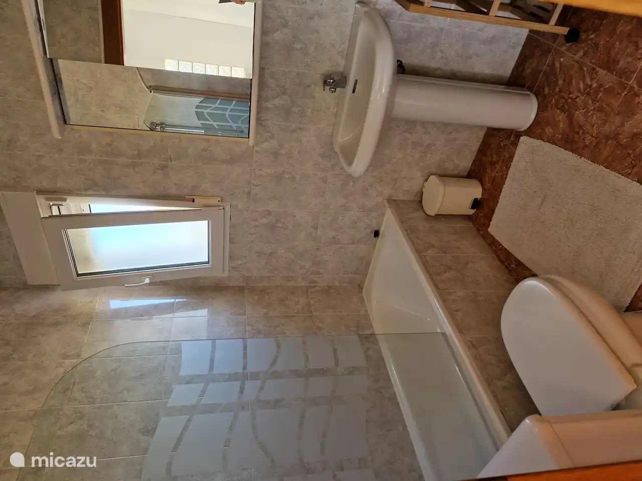 La salle de bain 3 au deuxième étage comprend un lavabo, des toilettes et une baignoire avec douche.