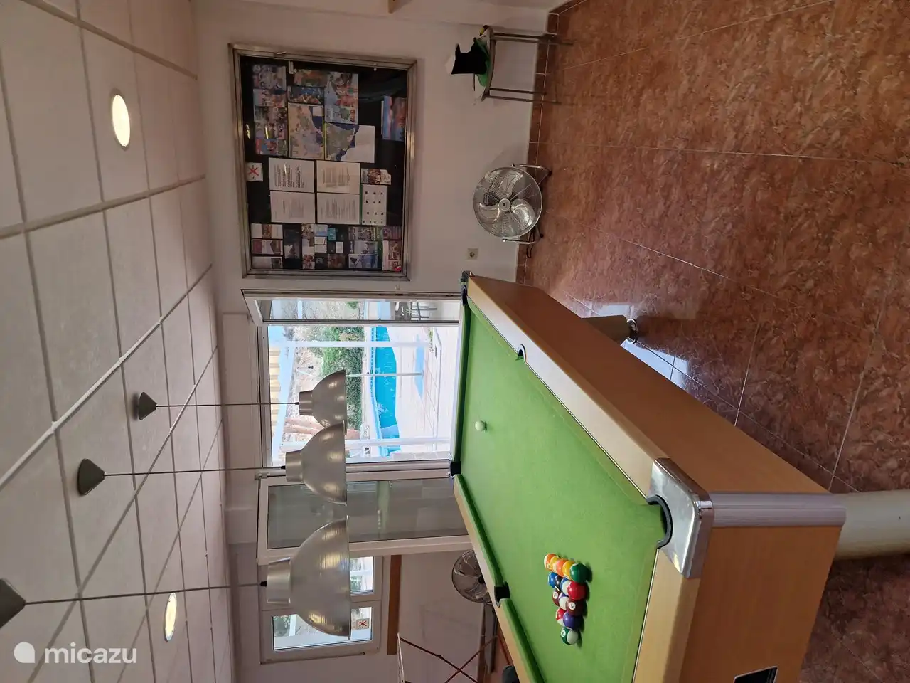 Le billard américain a une connexion directe avec le jardin et la piscine. En arrière-plan, vous pouvez voir notre panneau d'annonce. Vous trouverez ici le règlement de la piscine, le règlement intérieur, les instructions de départ, le mot de passe de l'épouse et diverses brochures sur toutes sortes d'attractions ludiques de la région.