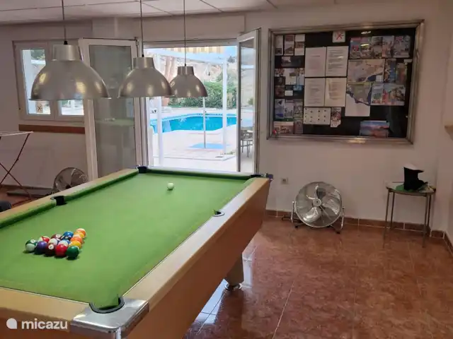 Casa Grand Mirador | Espagne, Costa Blanca, Muchamiel - Alicante - villa Le billard américain a une connexion directe avec le jardin et la piscine. En arrière-plan, vous pouvez voir notre panneau d'annonce. Vous trouverez ici le règlement de la piscine, le règlement intérieur, les instructions de départ, le mot de passe de l'épouse et diverses brochures sur toutes sortes d'attractions ludiques de la région.
