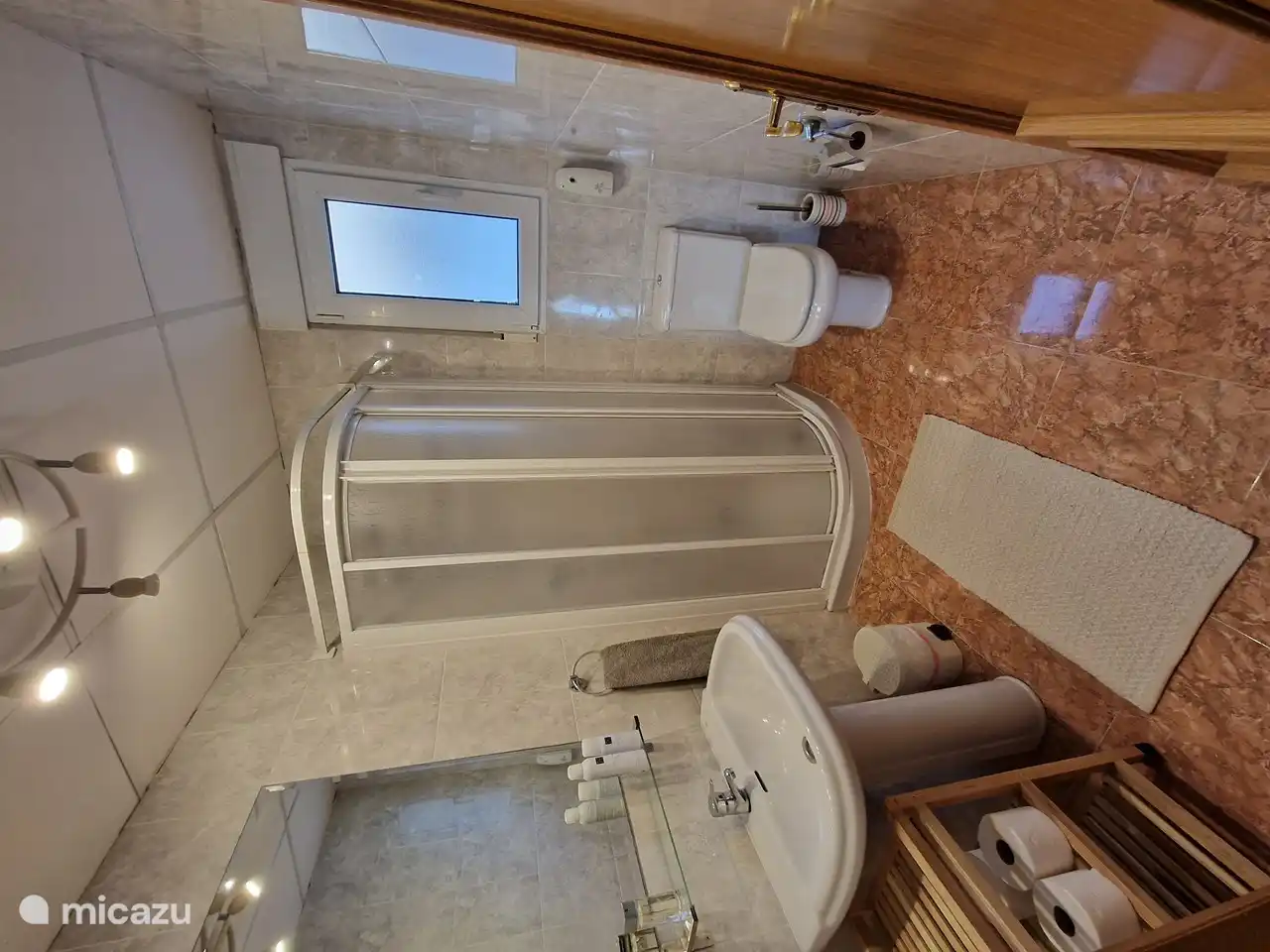 Salle de bain 2. Située au 1er étage dispose d'un lavabo, d'un WC et d'une douche. En principe, cette salle de bain est utilisée par les chambres 4, 5 et 6.