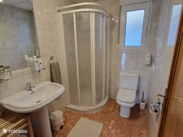 Casa Grand Mirador | Espagne, Costa Blanca, Muchamiel - Alicante - villa Salle de bain 2. Située au 1er étage dispose d'un lavabo, d'un WC et d'une douche. En principe, cette salle de bain est utilisée par les chambres 4, 5 et 6.