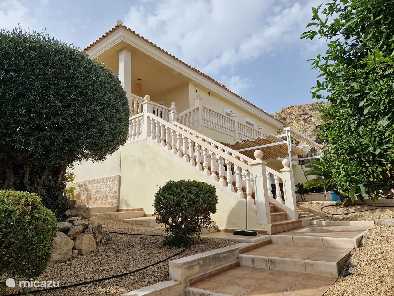 L'entrée de l'entrée à la terrasse au premier étage.
