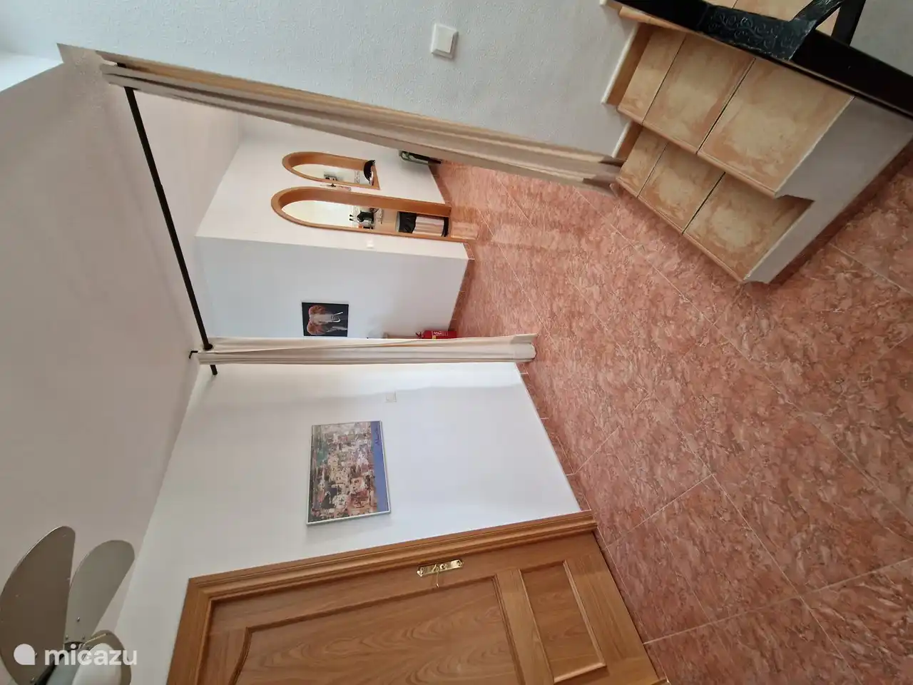 Le hall avec vue sur le séjour et la cuisine.