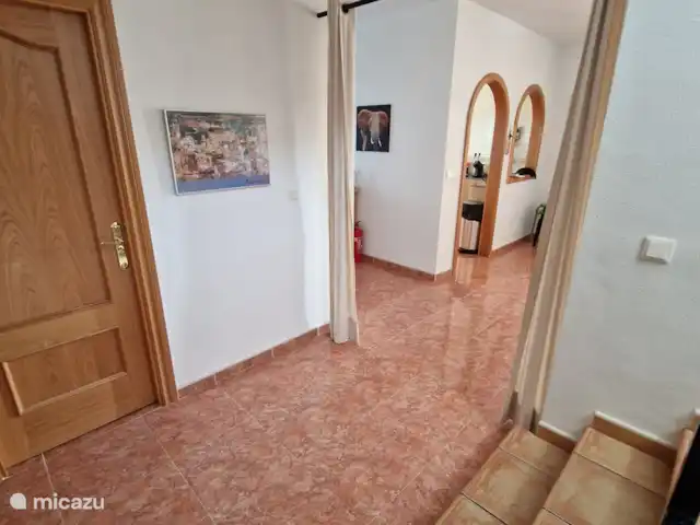 Casa Grand Mirador | Espagne, Costa Blanca, Muchamiel - Alicante - villa Le hall avec vue sur le séjour et la cuisine.