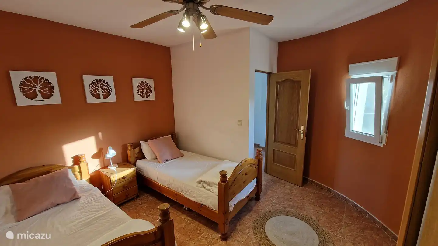 Chambre 1, au rez-de-chaussée, Cette chambre dispose de 2 lits simples et d'une grande armoire intégrée.