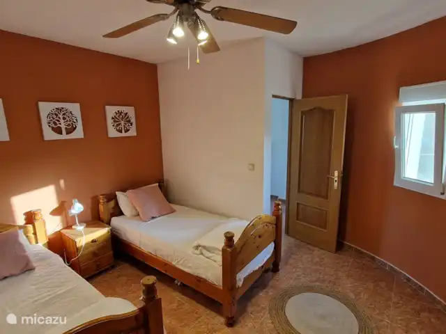 Casa Grand Mirador | Espagne, Costa Blanca, Muchamiel - Alicante - villa Chambre 1, au rez-de-chaussée, Cette chambre dispose de 2 lits simples et d'une grande armoire intégrée.