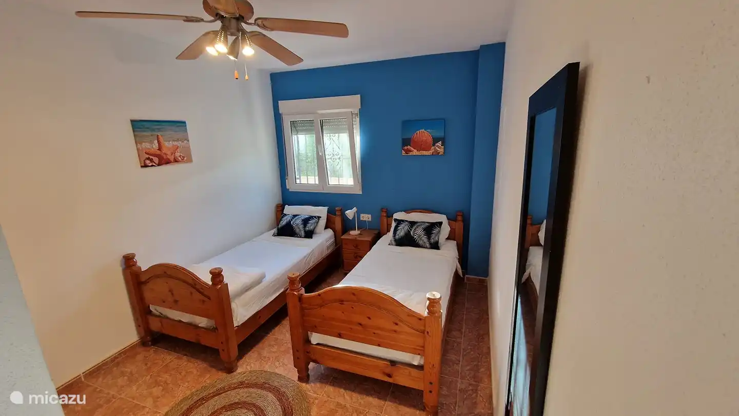 Chambre 2 au rez-de-chaussée. Cette chambre dispose de 2 lits simples et d'une grande armoire intégrée.