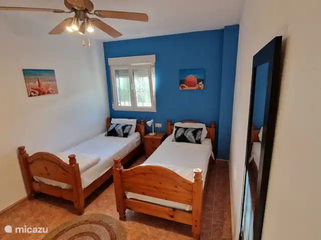 Casa Grand Mirador | Espagne, Costa Blanca, Muchamiel - Alicante - villa Chambre 2 au rez-de-chaussée. Cette chambre dispose de 2 lits simples et d'une grande armoire intégrée.