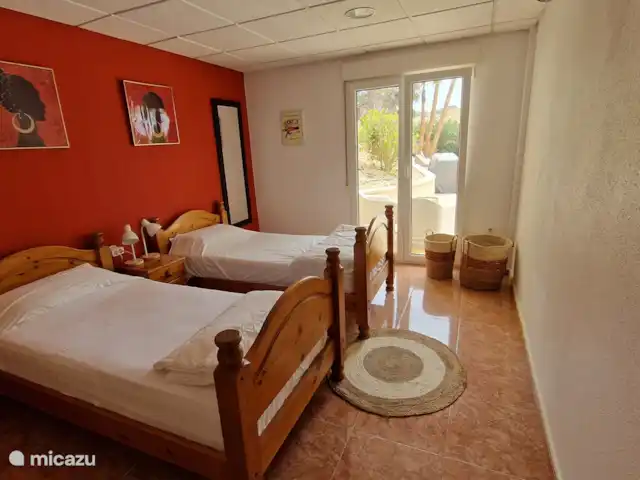 Casa Grand Mirador | Espagne, Costa Blanca, Muchamiel - Alicante - villa Chambre 3 au rez-de-chaussée avec portes patio donnant sur la piscine. Cette chambre dispose de 2 lits simples et d'une grande armoire intégrée.