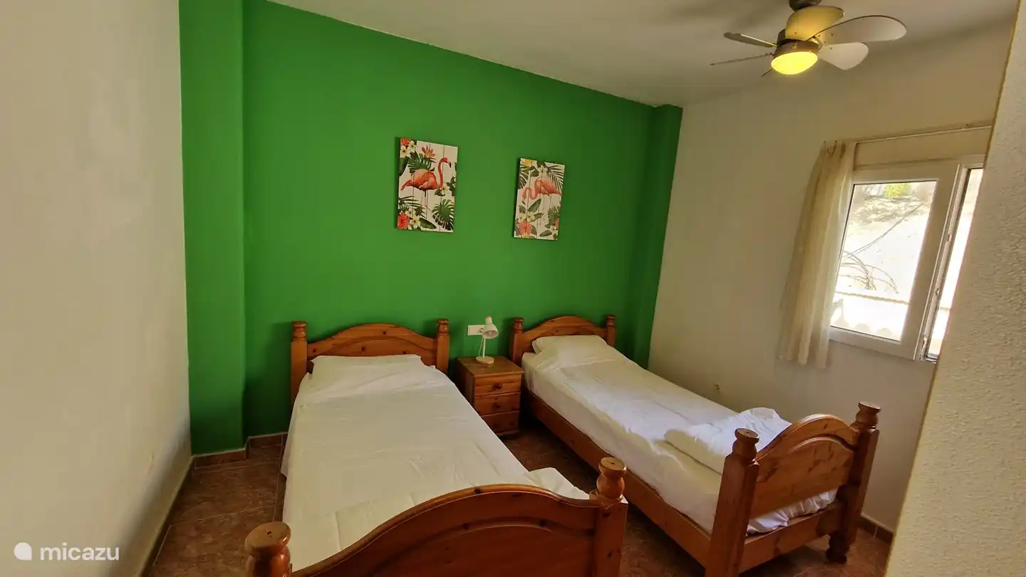 Chambre 4. Située au premier étage. Cette chambre dispose de 2 lits simples et d'une grande armoire intégrée.