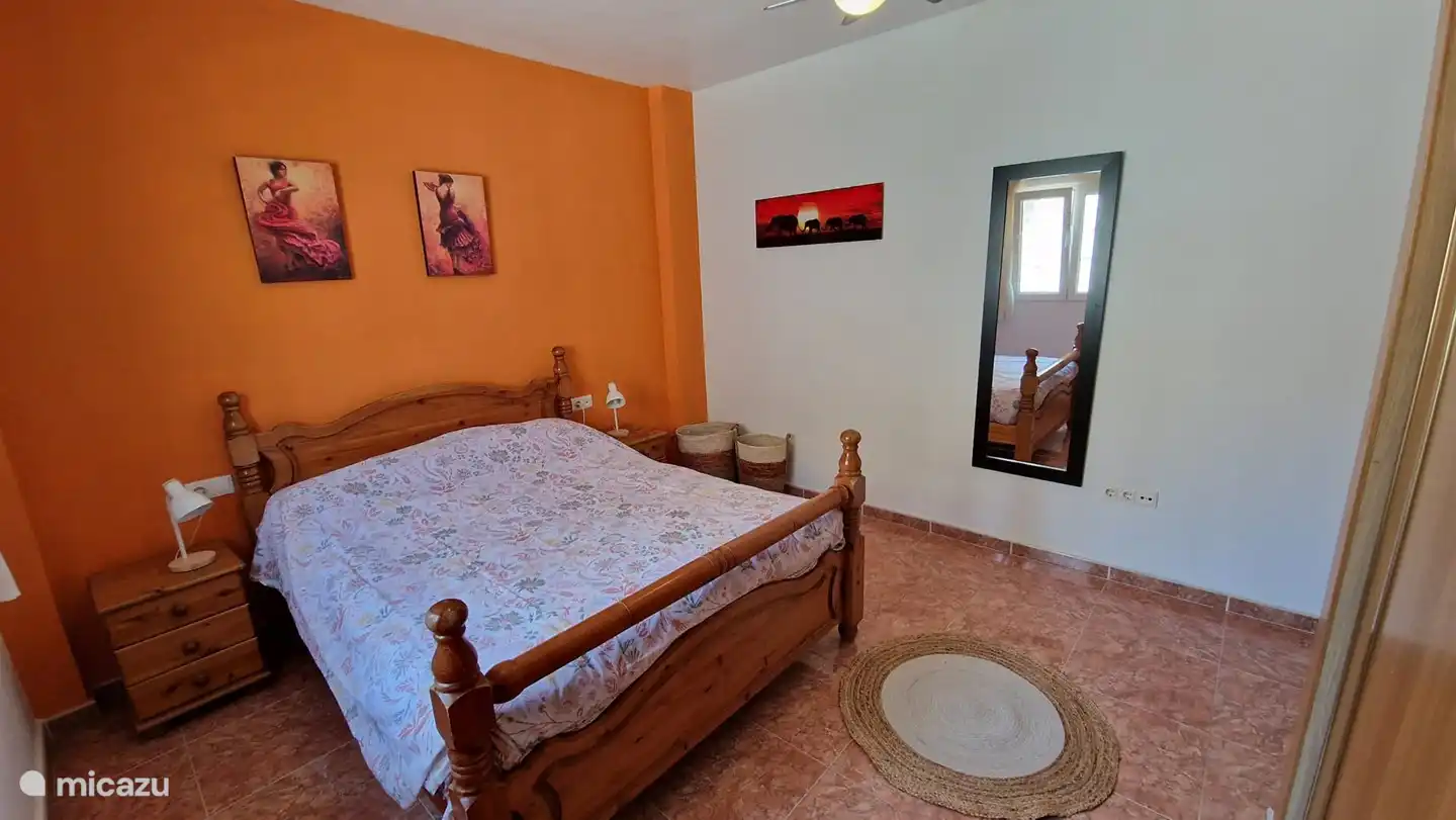 Chambre 5 au premier étage. Cette chambre dispose d'un lit double et d'une grande armoire intégrée.