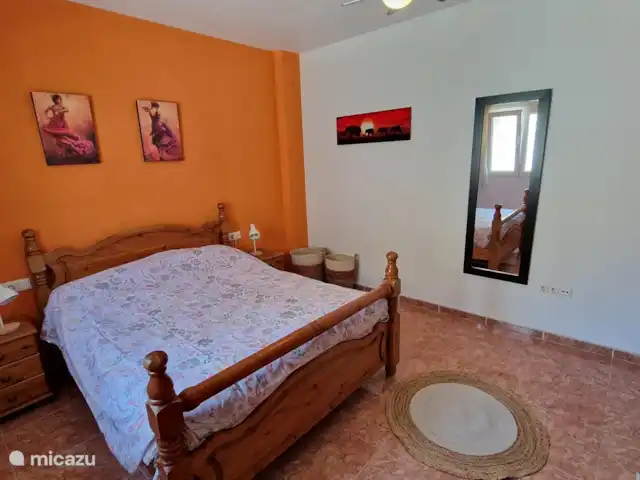 Casa Grand Mirador | Espagne, Costa Blanca, Muchamiel - Alicante - villa Chambre 5 au premier étage. Cette chambre dispose d'un lit double et d'une grande armoire intégrée.