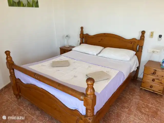 Casa Grand Mirador | Espagne, Costa Blanca, Muchamiel - Alicante - villa La chambre 7 est située au deuxième étage, il s'agit en fait de la chambre principale avec une salle de bain privée et deux portes donnant sur un grand solarium (terrasse sur le toit). De là, vous avez de superbes vues sur Alicante et les plages de San Juan de Alicante et El Campello,