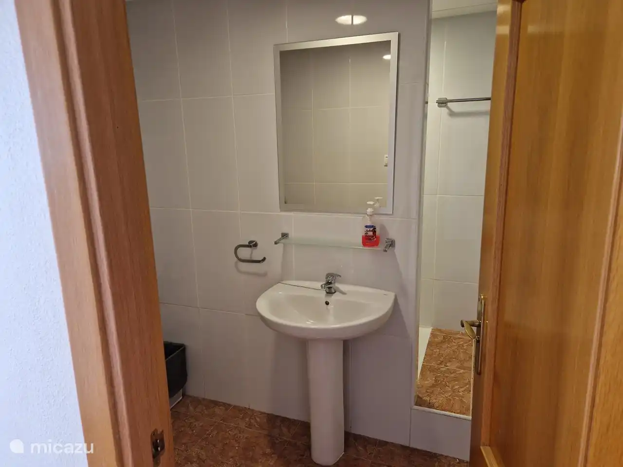 La villa dispose de 3 salles de bains. Toutes les trois avec leurs propres toilettes et une salle de bain a une baignoire.